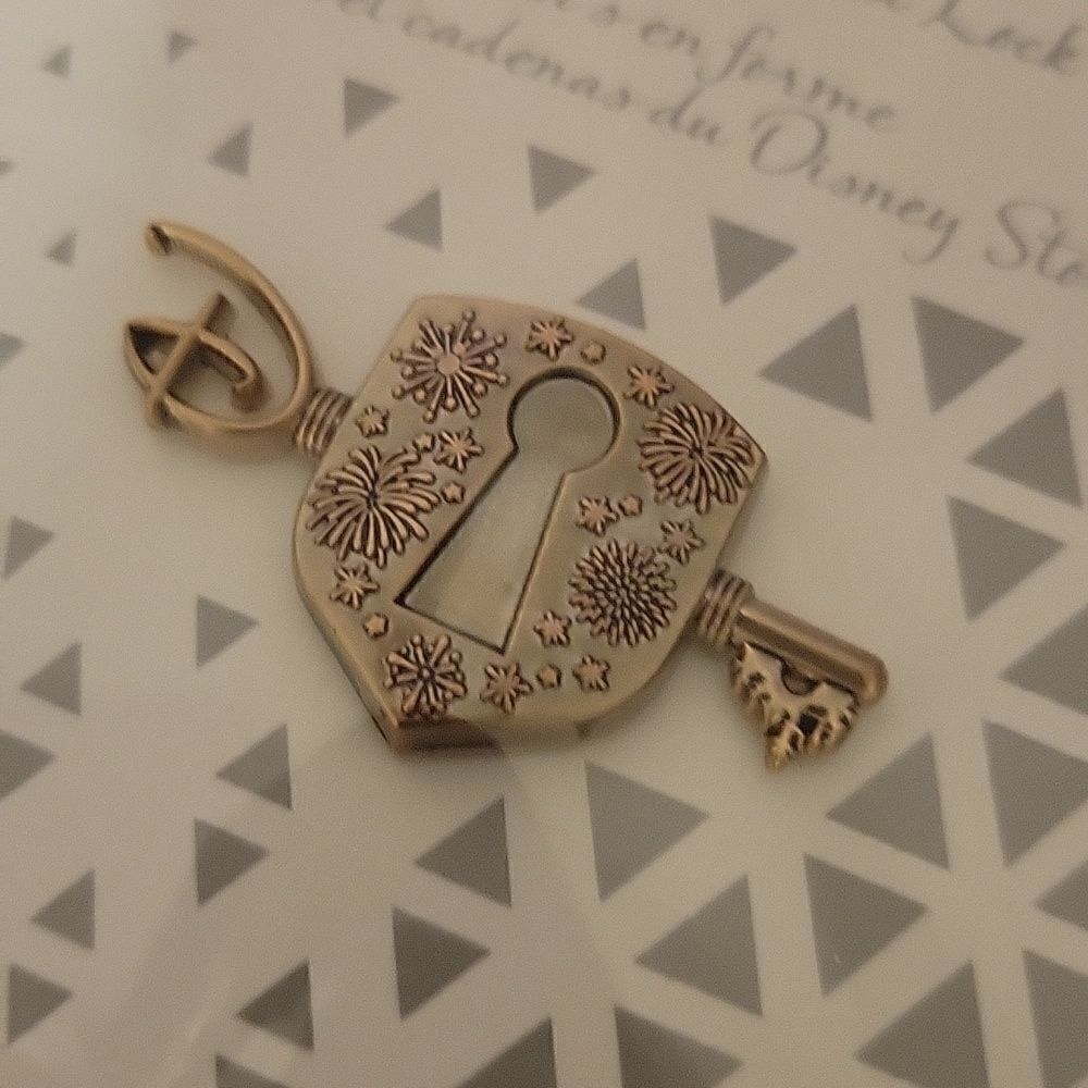 Disney Lock and Key Pin Brooch 2021 BNIB - Picture 2 of 4